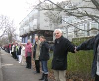 Menschenkette für den Erhalt von  Haus Birkach
